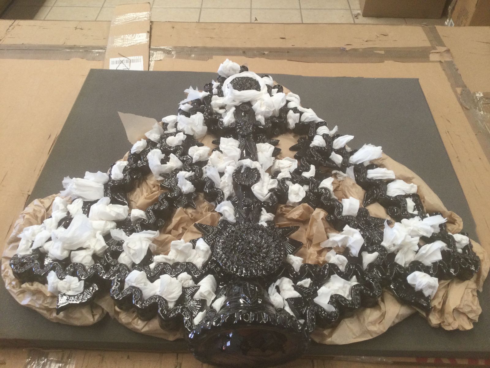 Acolchado y envoltura de burbuja para candelabro de barro